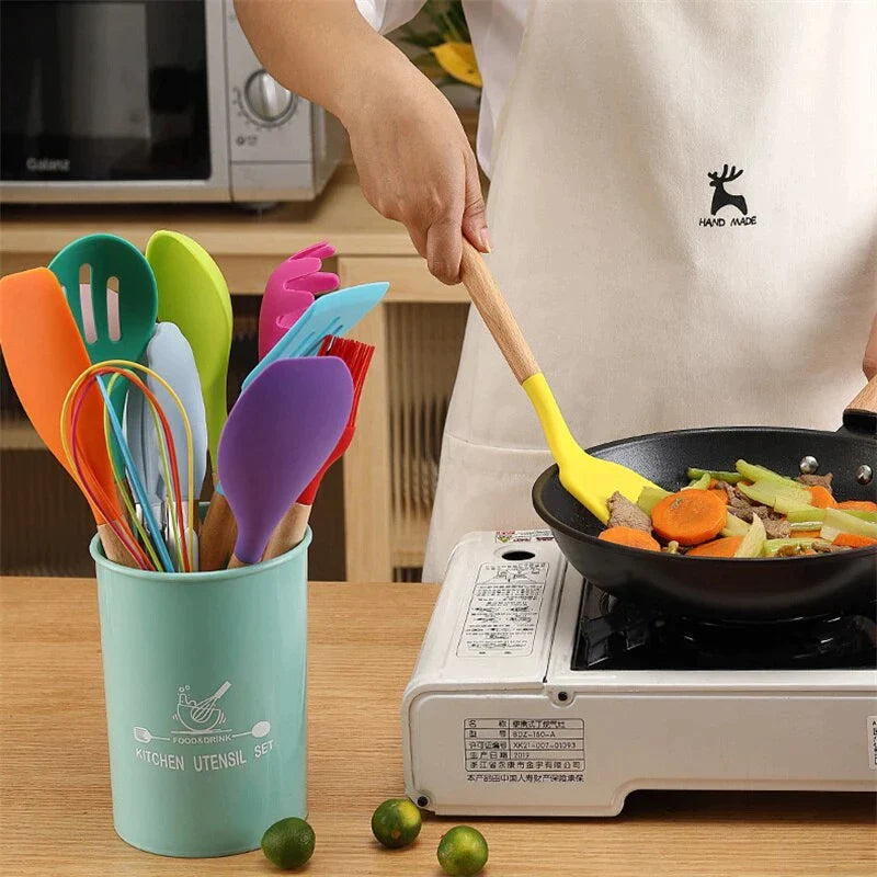 Pachet promoțional: Tigaie electrica 26cm, inteligenta, multifunctionala 4L + Set 12 ustensile de gatit din silicon cu maner din bambus